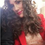 Docente scienze umane e sociali impartisce lezioni per studenti liceali e istituti tecnici